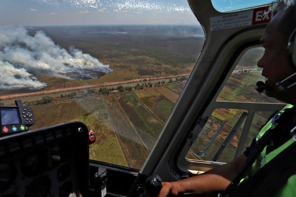 Tinjauan udara penanganan kebakaran hutan dan lahan di Kalimantan Selatan.